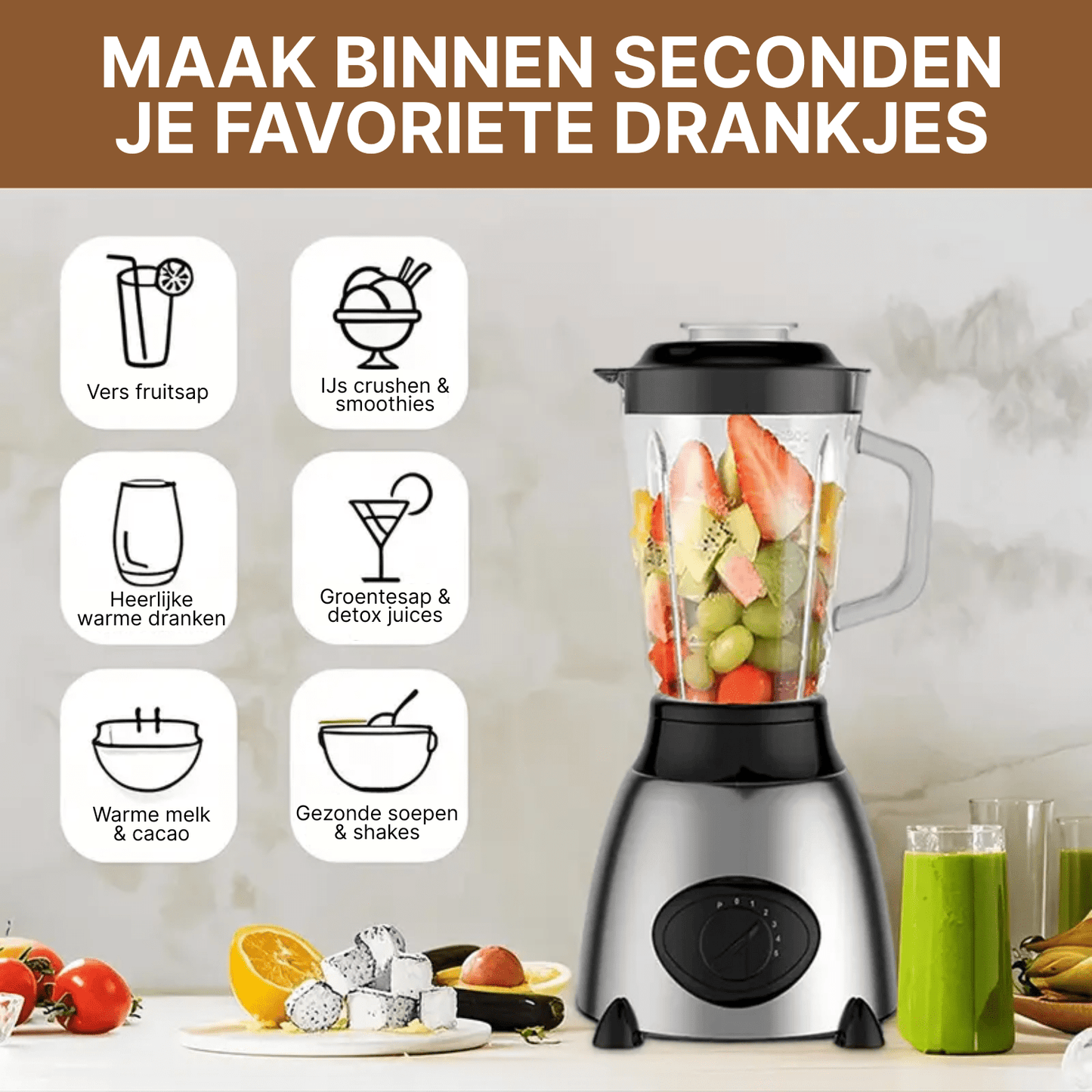 Blender met stukjes fruit in glazen kan, omringd door ijsblokjes, groenten en glazen met sap en smoothies.
