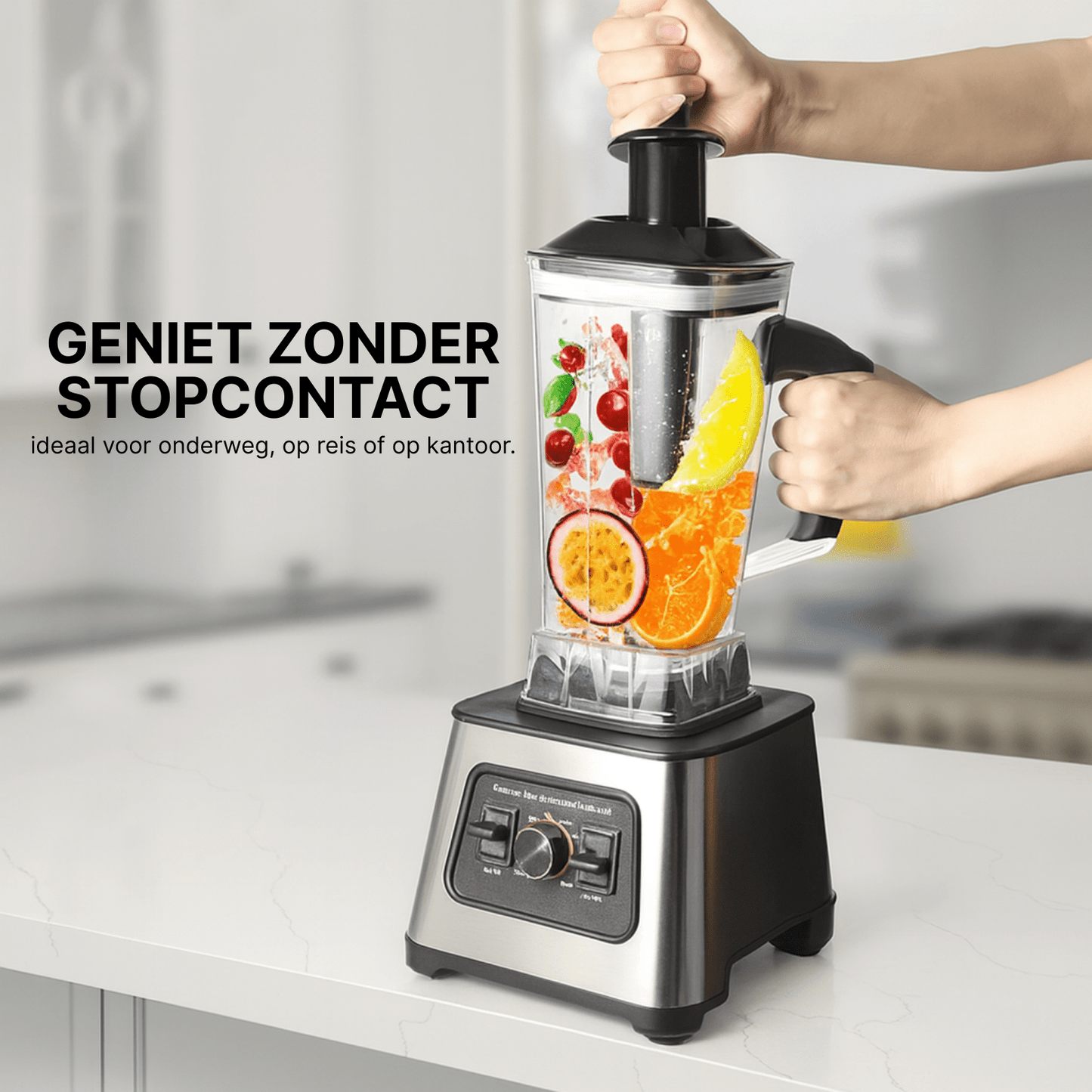 Handmatige draadloze blender op aanrecht, gevuld met fruit en ijsblokjes, bediend met twee handen.