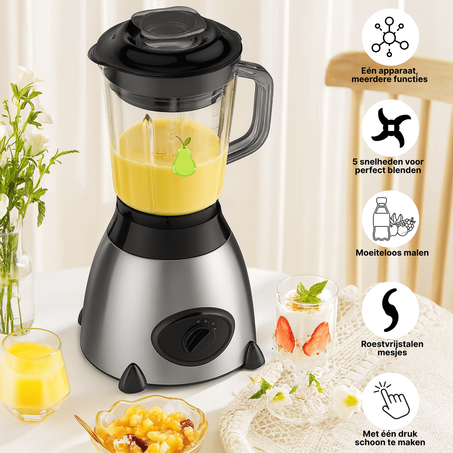 RVS blender met glazen kan gevuld met gele smoothie, geplaatst op een ontbijttafel met toetjes en sap.
