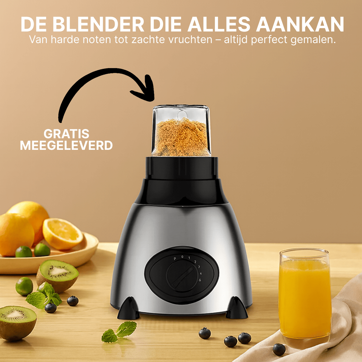 Zilverkleurige blender met kleine opzetbeker gevuld met oranje poeder, naast fruit en glas sinaasappelsap.