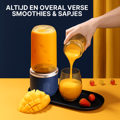 Draagbare JuiceMate Go blender gevuld met mangosmoothie, met hand die oranje sap in glas schenkt.