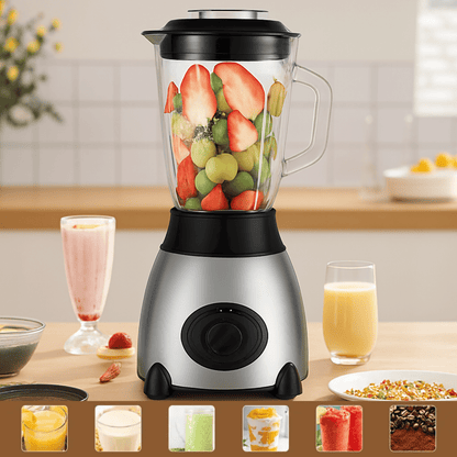 Zilverkleurige blender met gesneden aardbeien en druiven in de kan, omringd door sappen en smoothies op het aanrecht.