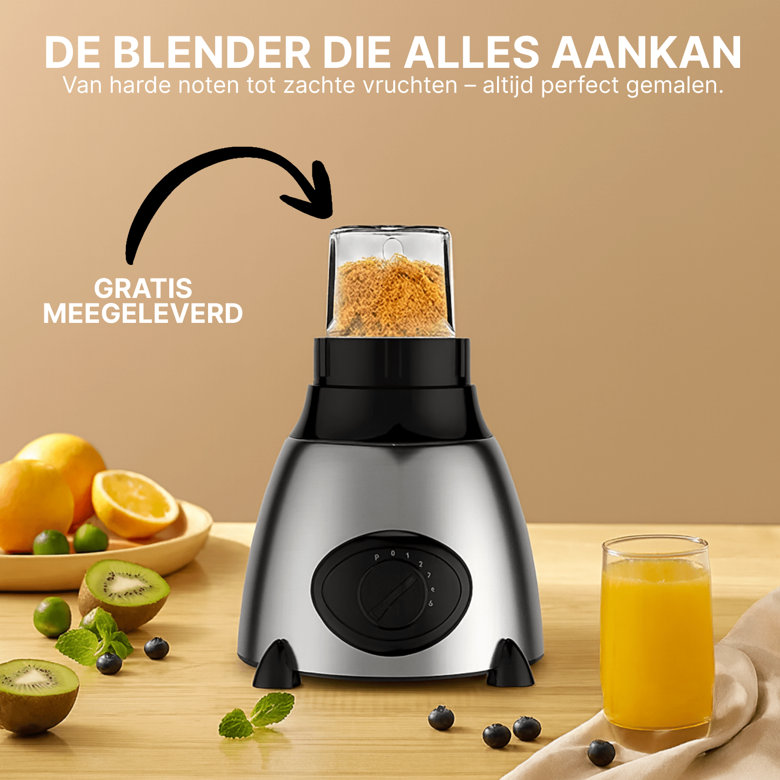 Zilverkleurige blender met kleine opzetbeker gevuld met oranje poeder, naast fruit en glas sinaasappelsap.