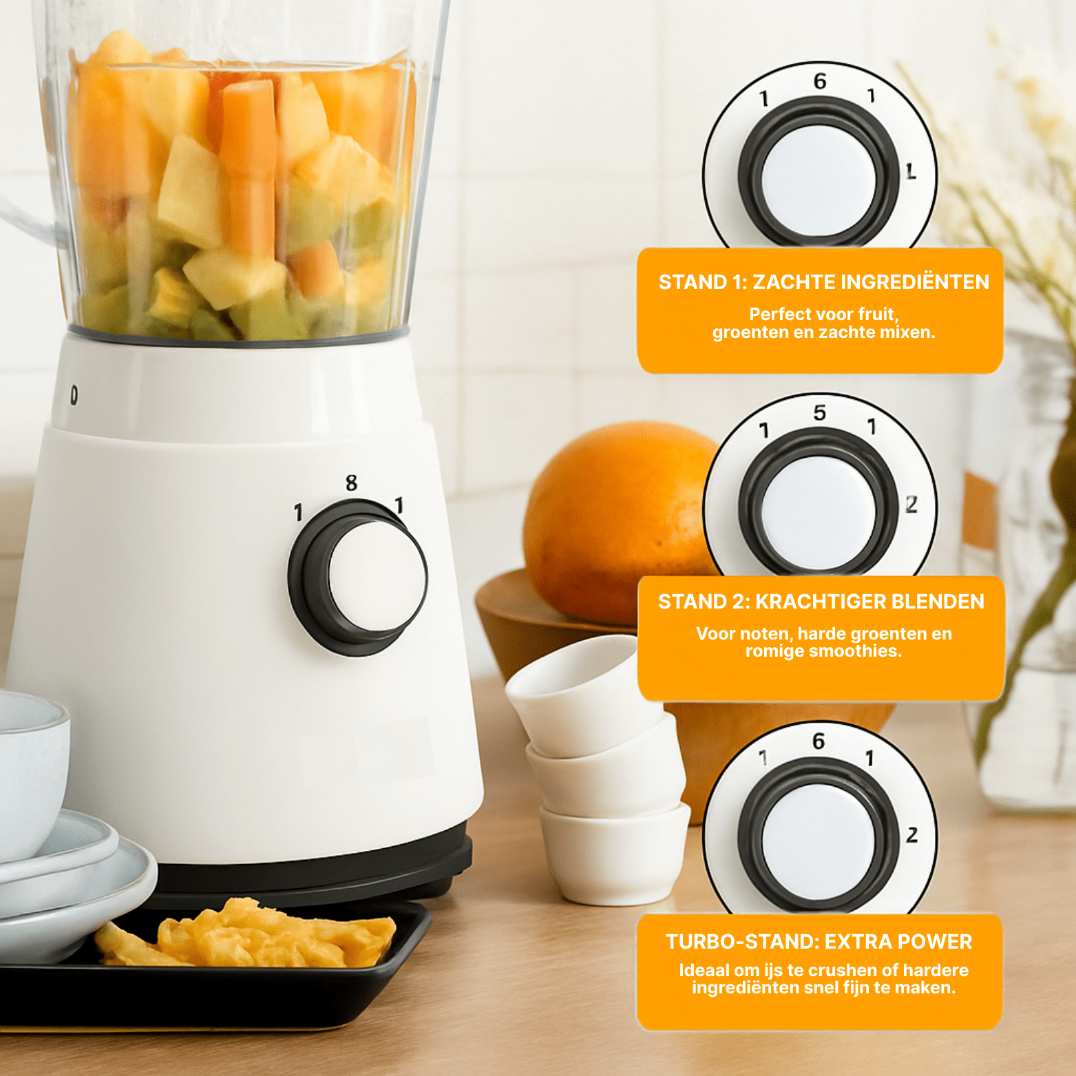 Close-up van witte blender met fruitstukken in de kan en draaiknop met drie blendstanden in keukenomgeving.